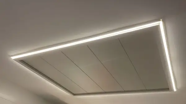 Moderno falso techo pladur con iluminación LED integrada, creando un ambiente acogedor y elegante.