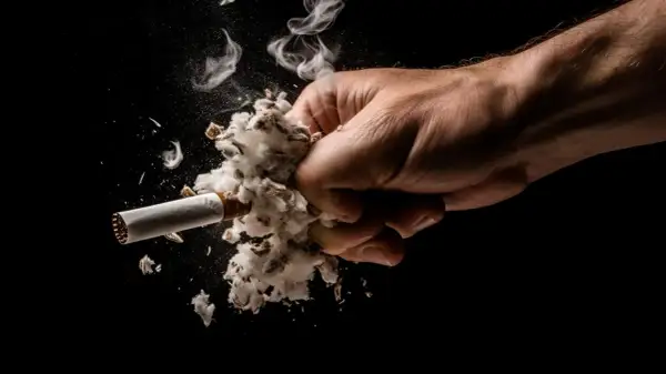 Puño aplastando un cigarrillo con humo, simbolizando cómo quitar el olor a tabaco de la casa.