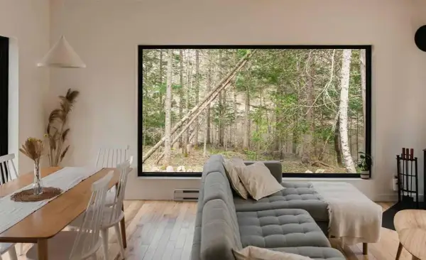 Comedor y sala con vista a bosque. Aprende como limpiar cristales para mantener esta vista impecable.