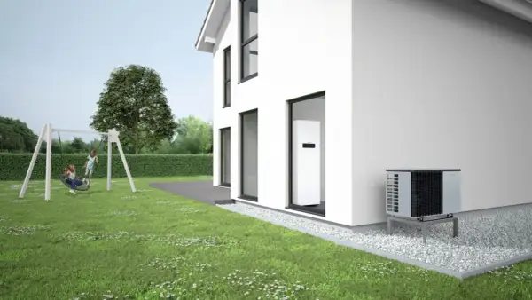 Casa moderna con jardín y columpio. Se ven bombas de calor para pisos, una unidad exterior y otra interior, garantizando confort y eficiencia.