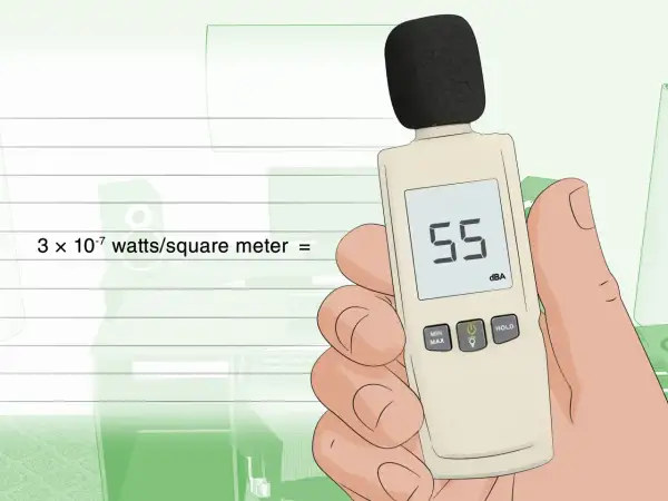 Mano sujetando un medidor de decibelios que muestra 55 dBA, útil para saber como medir decibelios en casa.