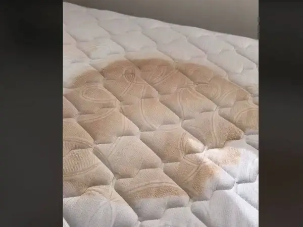 Manchas amarillas en un colchón. Aprende cómo quitar las manchas amarillas del colchón para un descanso más limpio y saludable.